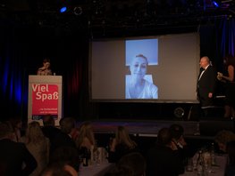 SpaceNet Award Bühne mit Videochat der Gewinnerin Nicole Werdemann