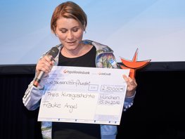 SpaceNet Award Gewinnerin Frauke Angel mit Scheck in der Hand