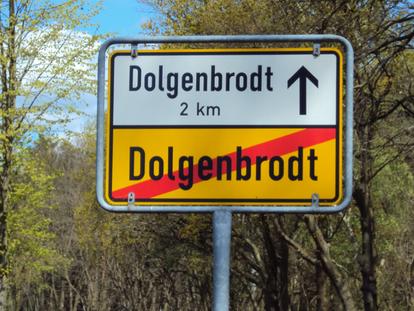 Ein Straßenschild, das die Entfernung nach Dolgenbrodt anzeigt