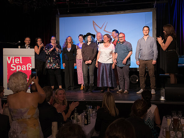 Teilnehmer und Gewinner des SpaceNet Awards stehen auf der Bühne
