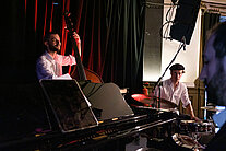 Drei Männer, die an ihren Instrumenten spielen