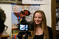 Eine Teilnehmerin der SpaceNet Awards wird interviewt