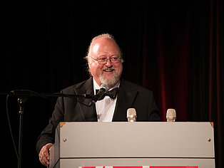 Sebastian Von Bomhard vor einem Rednerpult