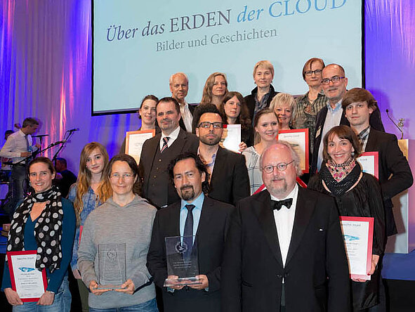 Teilnehmer des SpaceNet Awards und die Gewinner stehen auf der Bühne