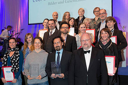 Teilnehmer des SpaceNet Awards und die Gewinner stehen auf der Bühne