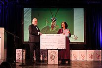Sebastian von Bomhard mit der SpaceNet-Award-Gewinnerin