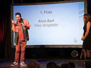 Der Gewinner des SpaceNet Awards hält eine Rede auf der Bühne