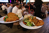 Schnitzel mit Salat und Brot, serviert auf einem Teller